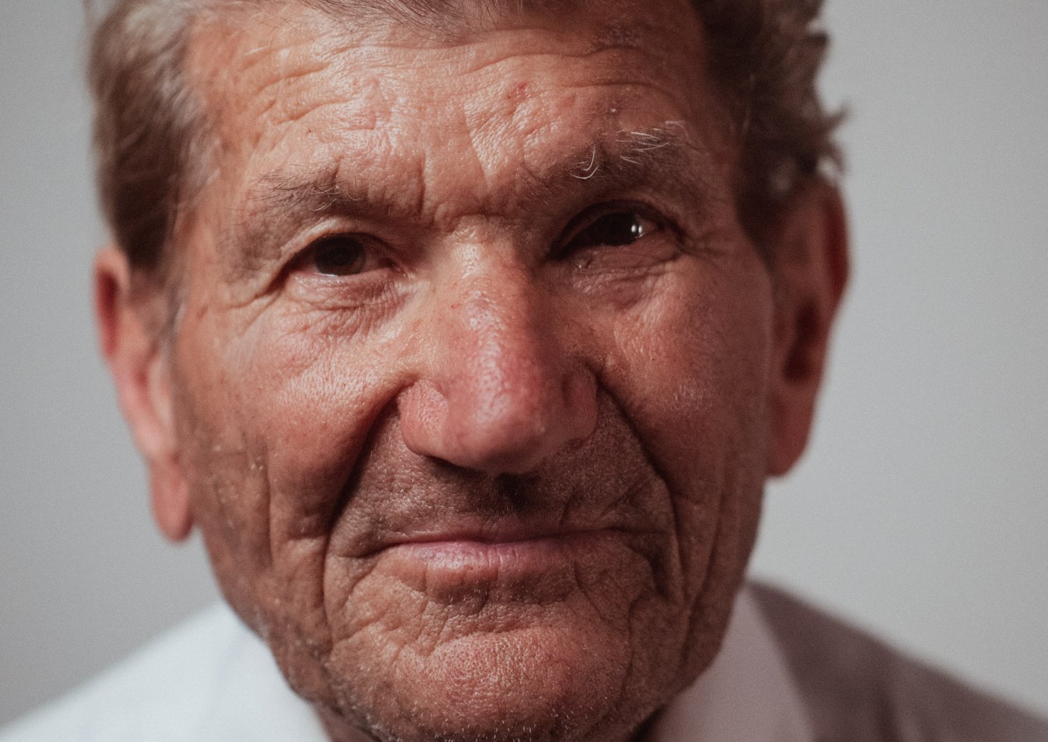 Il ritratto di Antonio, 84 anni, con la camicia bianca