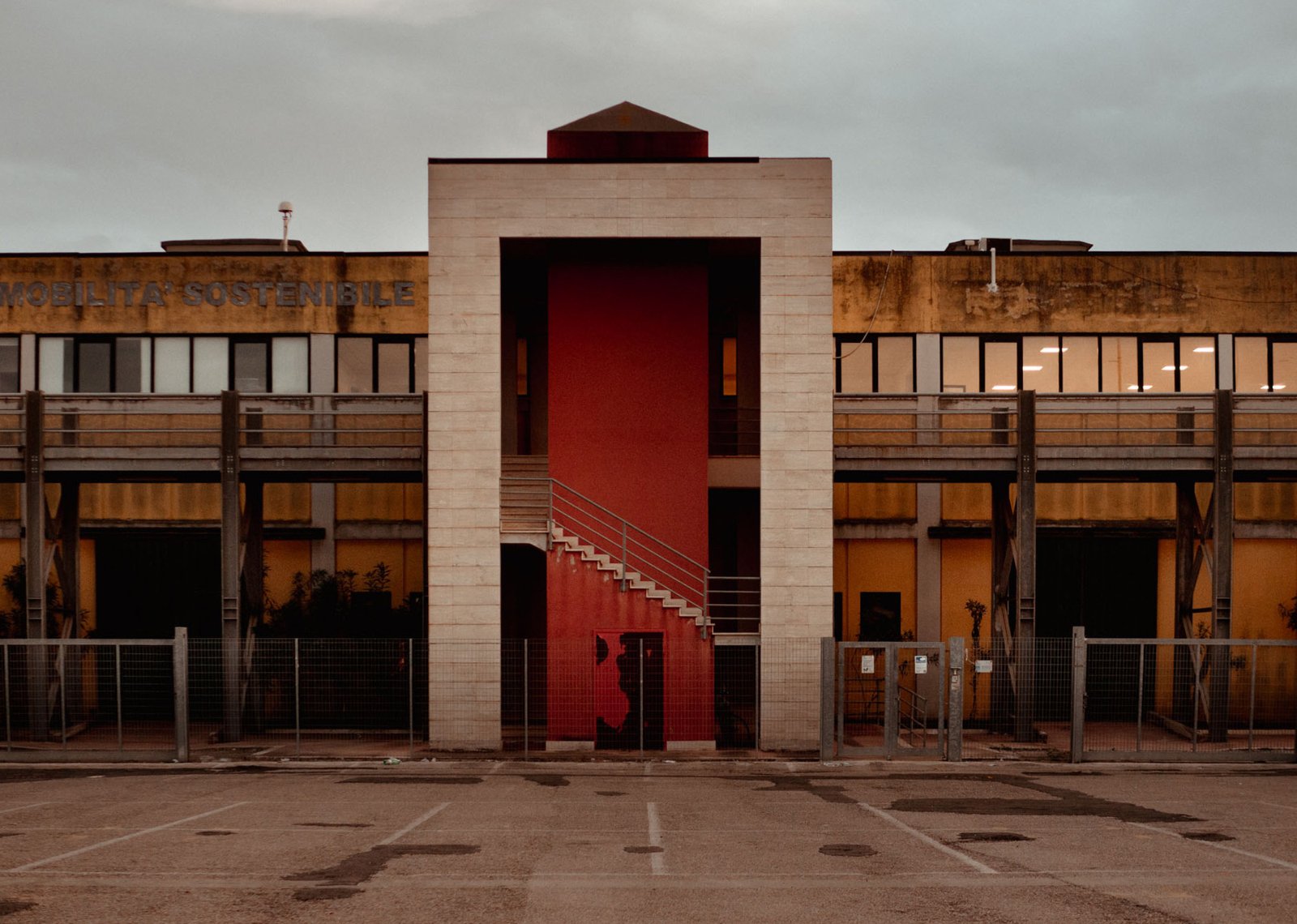 La facciata del dormitorio del Distretto Socio-Sanitario LT1 a Cisterna di Latina