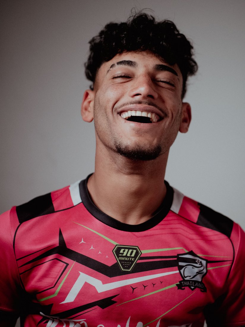 Ritratto Polaroid di un ospite che ride, con la maglia da calcio